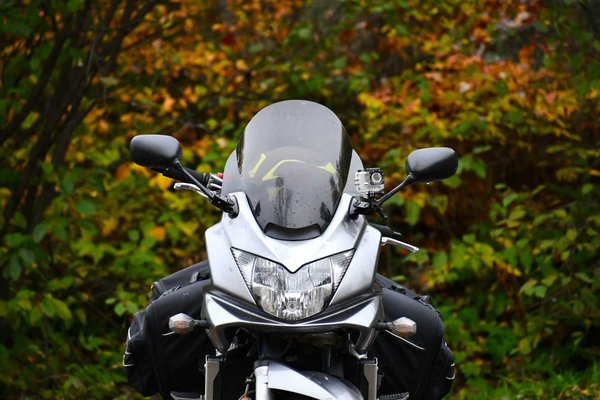 Comment nettoyer et entretenir les rayures sur le pare-brise d'une moto ?