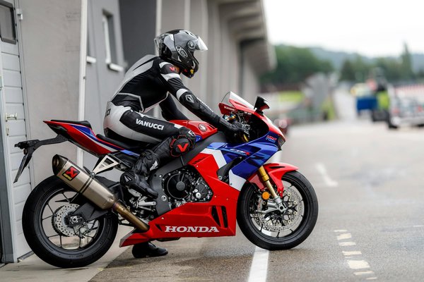 Quelles améliorations aérodynamiques sont possibles pour une Honda Fireblade en compétition ?