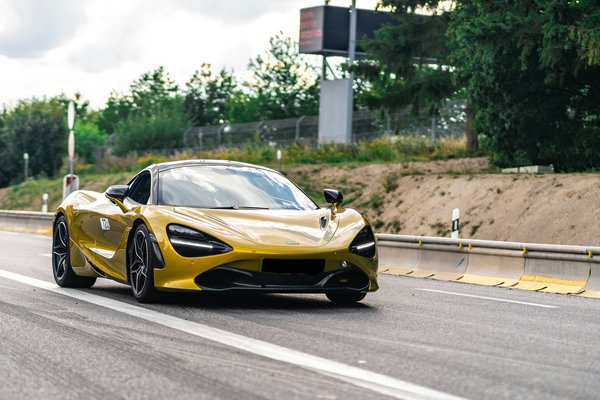 Est-il possible d'optimiser l'aérodynamisme d'une McLaren 720S pour une meilleure performance en course ?